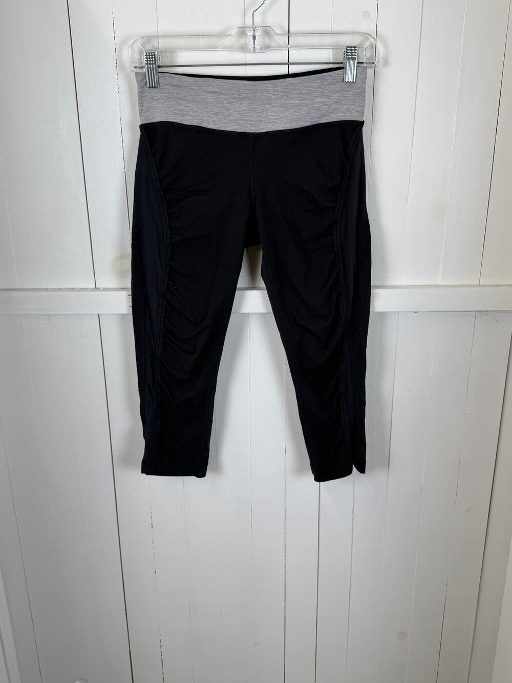 Lululemon Black Gray Capri Leggings Size 6 Nylon Excellent